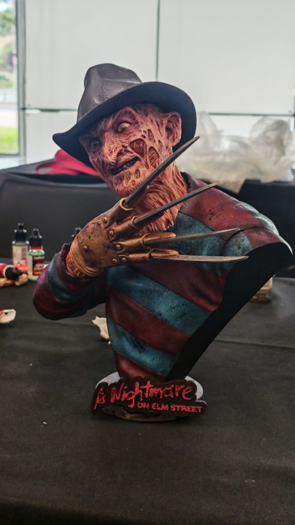 Figura de Freddy Krueger, personaje de 'Pesadilla en Elm Street', mostrando su característico sombrero y guante con cuchillas, con una expresión aterradora.