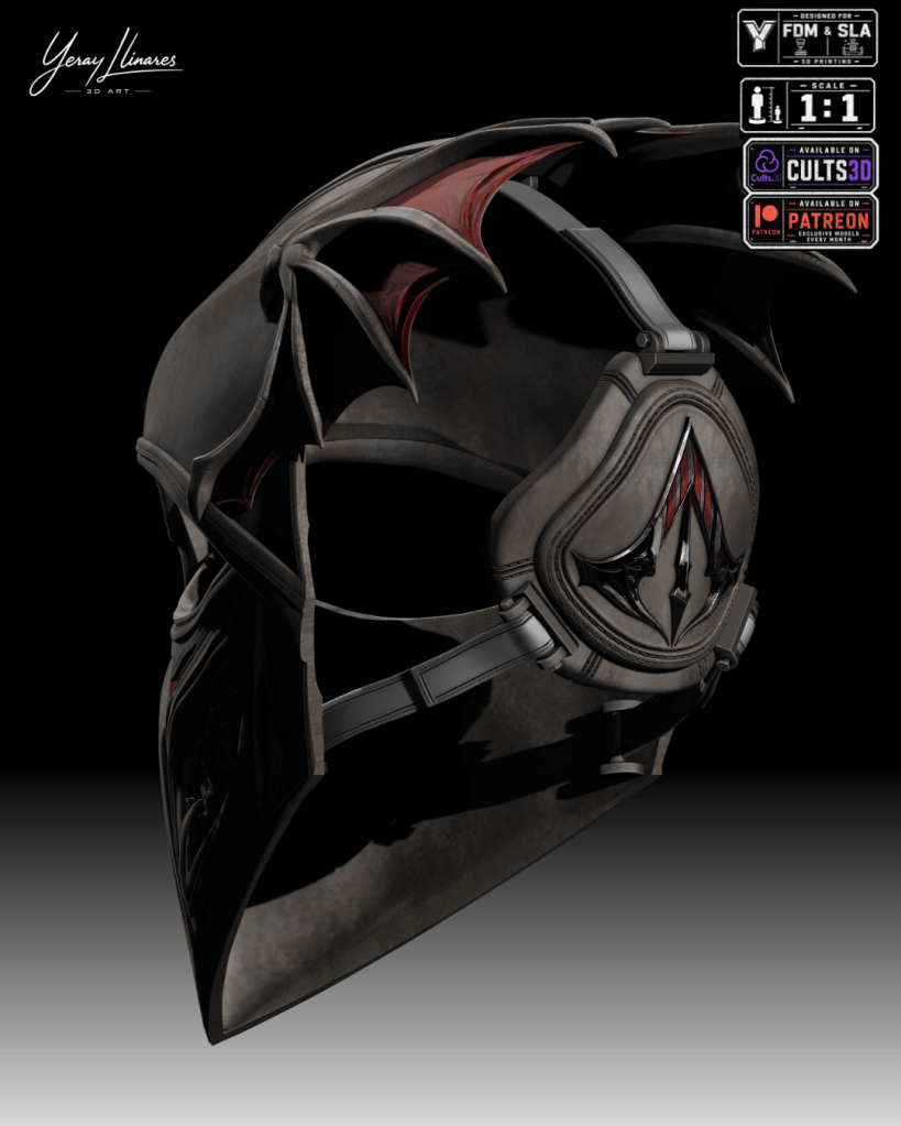 Casco de diseño detallado con alas laterales, pintado en tonos oscuros y con un emblema en el frente.